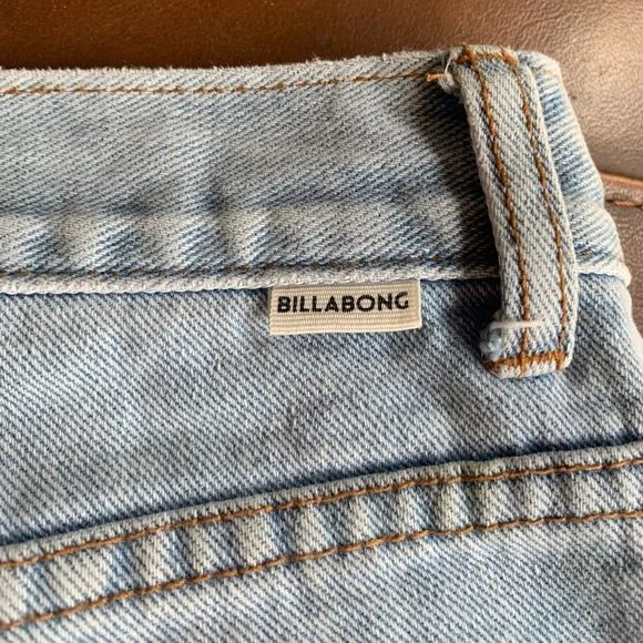 EUC Womens Billabong Size 28  Jean Shorts Women - Distressed - Picture 4 of 10